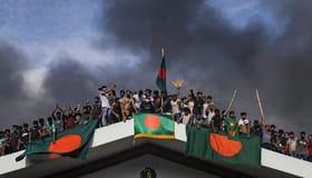 নিজের দেশের সাংবাদিকদের ধরে-ধরে নিগ্রহ, চুলের মুঠি ধরে মার