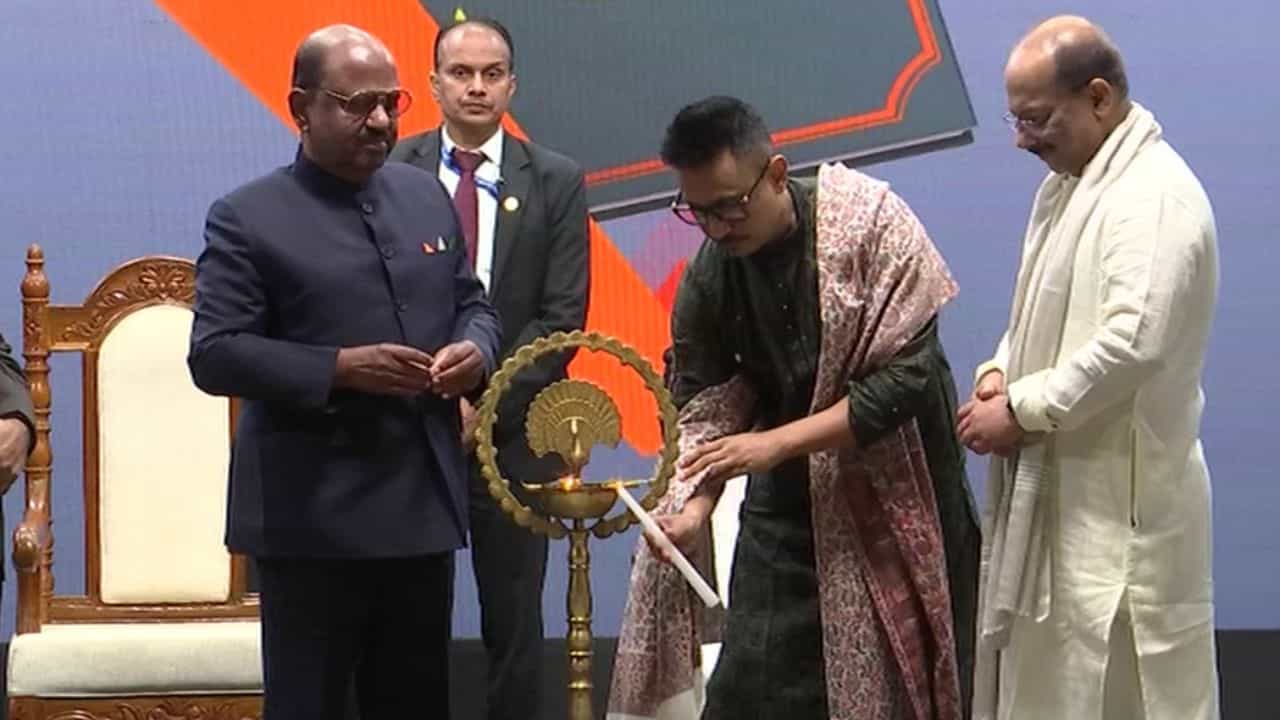 কলকাতায় শুরু বাণিজ্য ও অর্থনীতি লিটারেচার ফেস্ট, উদ্বোধনে রাজ্যপালের সঙ্গে টিভি৯ নেটওয়ার্কের MD-CEO বরুণ দাস কলকাতায় শুরু বাণিজ্য ও অর্থনীতি লিটারেচার ফেস্ট, উদ্বোধনে রাজ্যপালের সঙ্গে টিভি৯ নেটওয়ার্কের MD-CEO বরুণ দাস