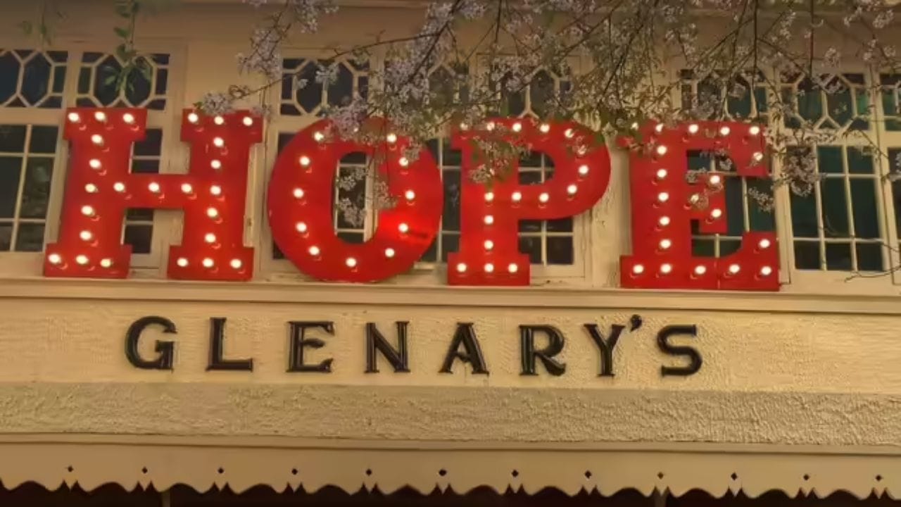 Darjeeling: বড় দিনের আগে বন্ধ দার্জিলিংয়ের গ্লেনারিজ বার, পর্যটকদের মাথায় হাত Darjeeling: বড় দিনের আগে বন্ধ দার্জিলিংয়ের গ্লেনারিজ বার, পর্যটকদের মাথায় হাত