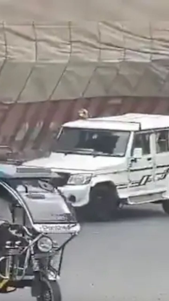 SDO-র গাড়ি মরমর করে দুমড়ে দিল ট্রাক! দেখুন হাড়হিম ভিডিয়ো