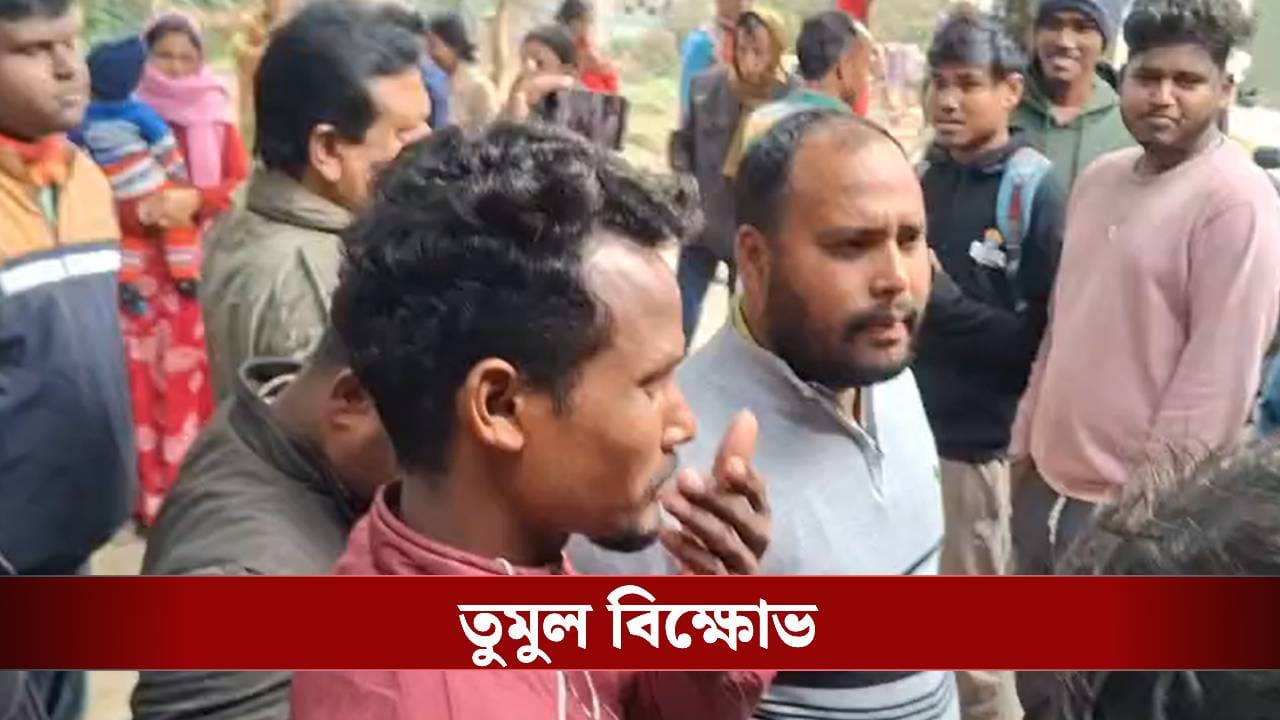 Jalpaiguri: অ্যাকাউন্ট থেকে তোলা হচ্ছে টাকা, পাসবুকেও আপডেট নেই, পোস্টমাস্টারের বিরুদ্ধে তুমুল বিক্ষোভ