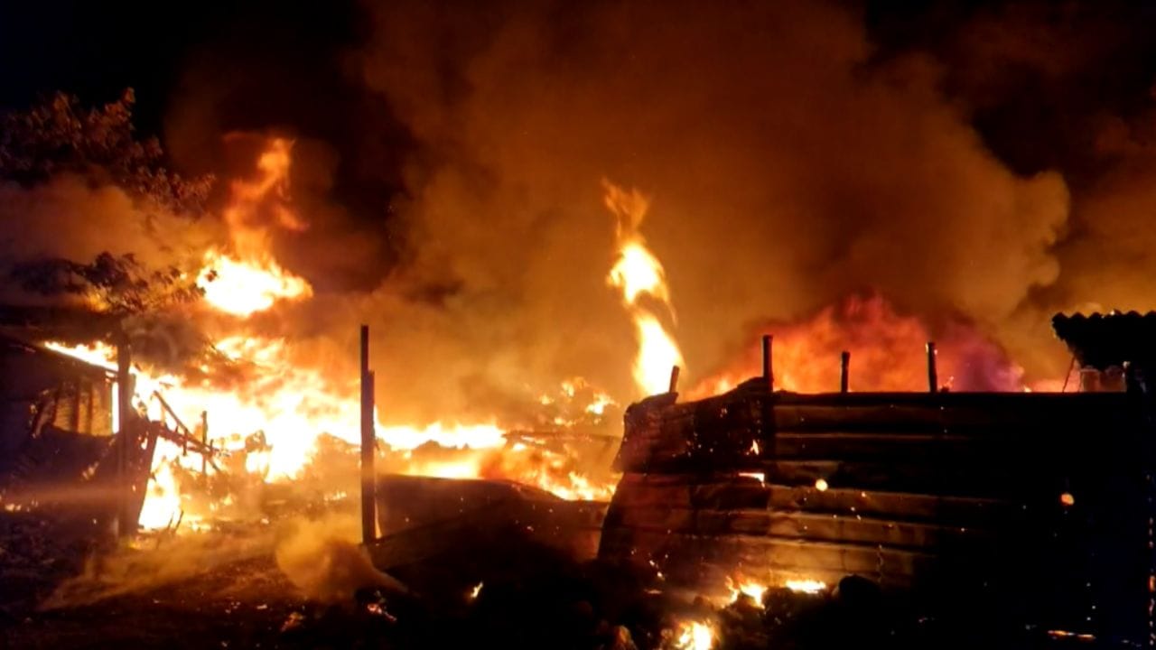 Newtown Fire: বাংলাদেশি কলোনি বলে পরিচিত ঘুনি বস্তিতে ভয়াবহ আগুন Newtown Fire: বাংলাদেশি কলোনি বলে পরিচিত ঘুনি বস্তিতে ভয়াবহ আগুন