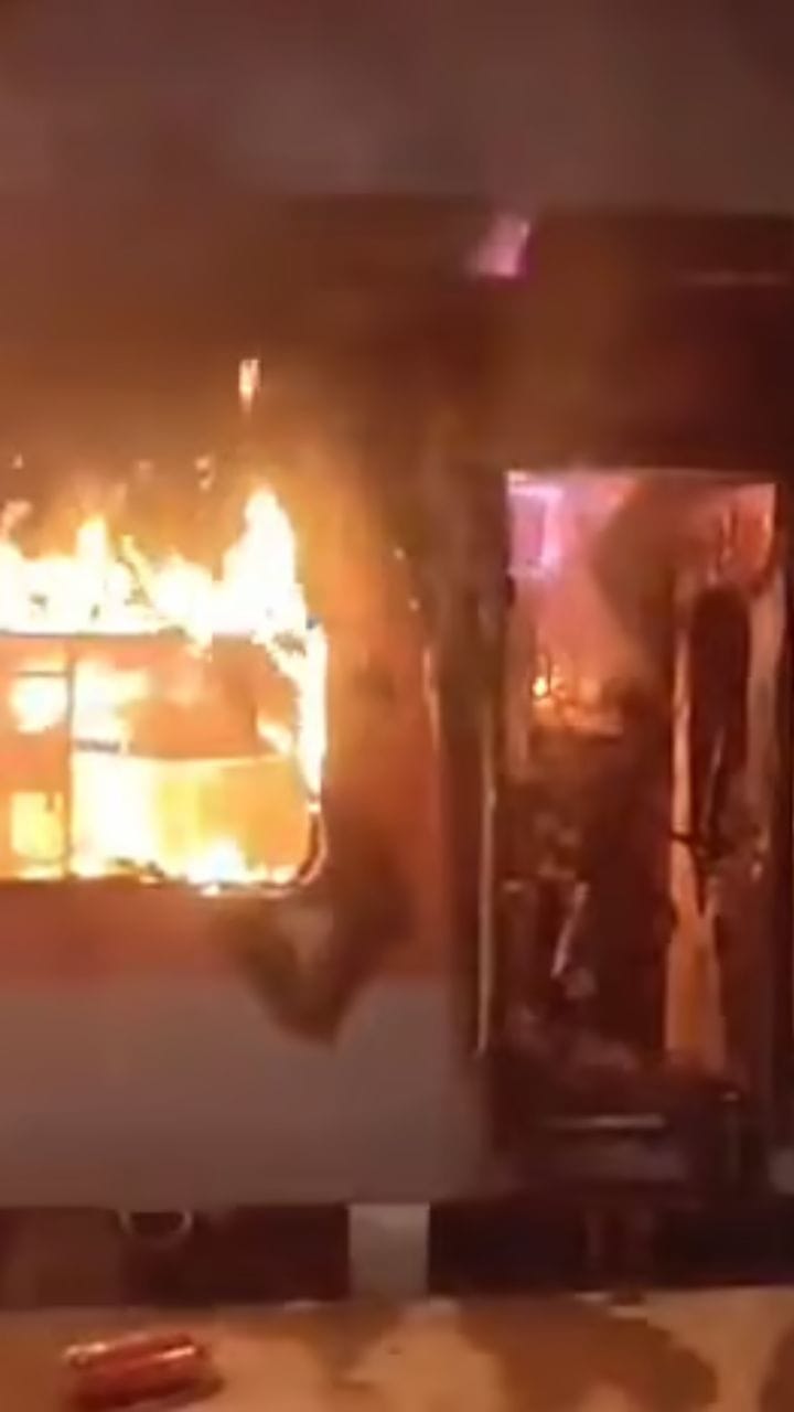 ট্রেনের আগুনে মৃত ১ জন, লাগল কীভাবে?