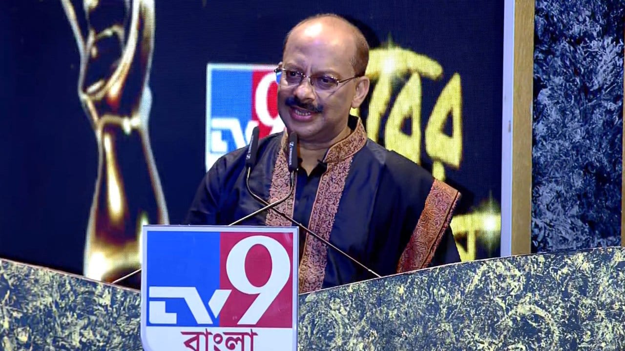 Ghorer Bioscope Awards 2025: ‘এটা থাকছে স্যর’, ‘ঘরের বায়োস্কোপ’ অ্যাওয়ার্ডের উদ্বোধনী মঞ্চে স্মৃতির পাতায় হাঁটলেন টিভি-৯ বাংলার ম্যানেজিং এডিটর অমৃতাংশু ভট্টাচার্য Ghorer Bioscope Awards 2025: ‘এটা থাকছে স্যর’, ‘ঘরের বায়োস্কোপ’ অ্যাওয়ার্ডের উদ্বোধনী মঞ্চে স্মৃতির পাতায় হাঁটলেন টিভি-৯ বাংলার ম্যানেজিং এডিটর অমৃতাংশু ভট্টাচার্য