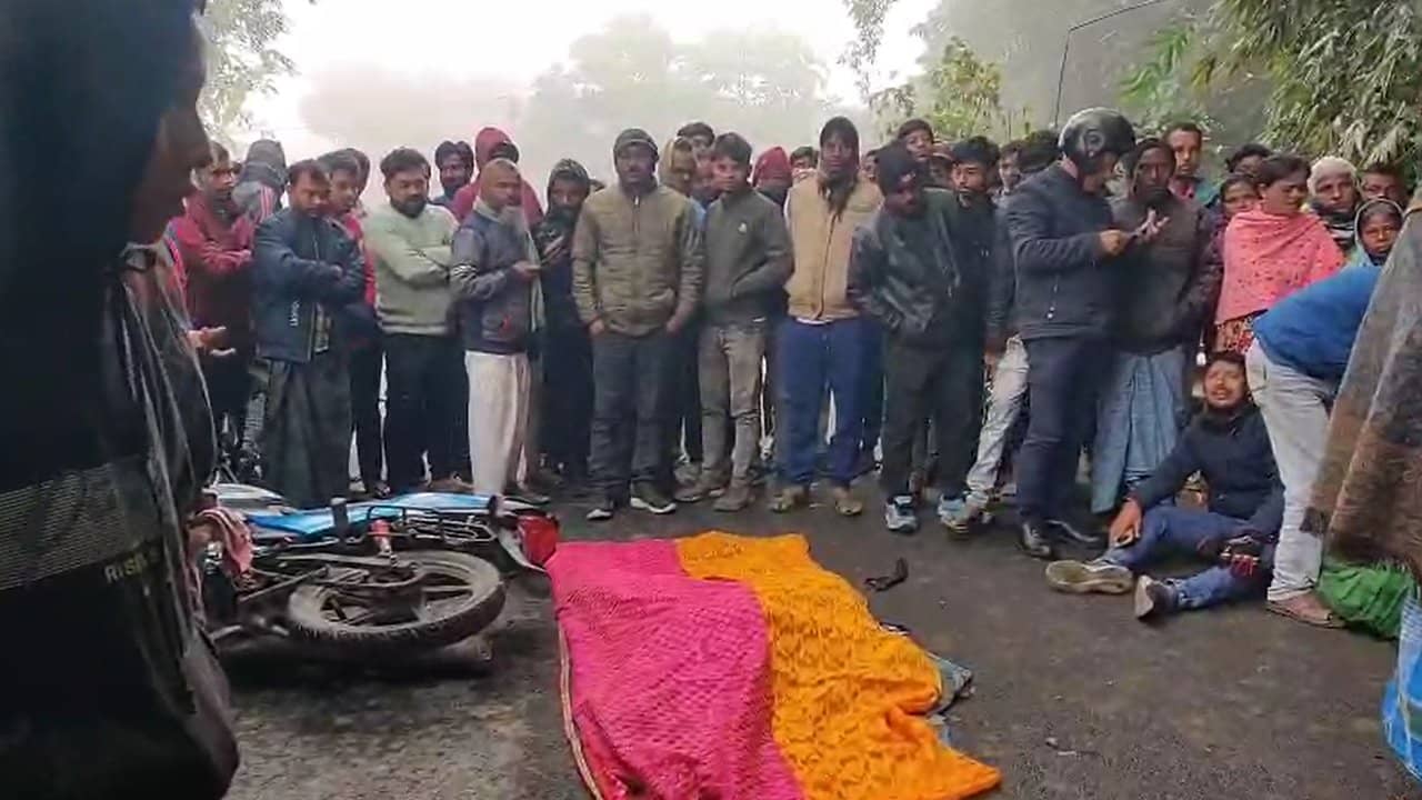 Road Accident: ৭০ কিলোমিটার পথ বাইকে পারি দেওয়াই কাল? পরীক্ষার্থীকে পিষে দিল ১০ ট্রাক