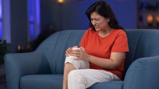 Knee Pain: ত্রিশ ছুঁতেই হাঁটুর ব্যথা! মুক্তি দিতে পারে এই ক’টা যোগাসন