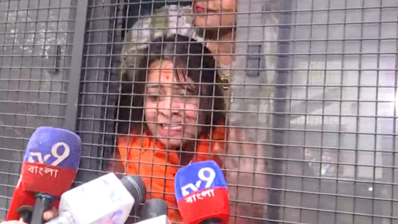 Bangladesh Hindu Death News: ‘বিক্ষোভ দেখাতে গিয়ে আগুন লাগিয়ে দেবেন…’, বাংলাদেশের দূতাবাস ঘিরে প্রতিবাদ! হেফাজতে ১২, জামিন পেলেন ৭ জন