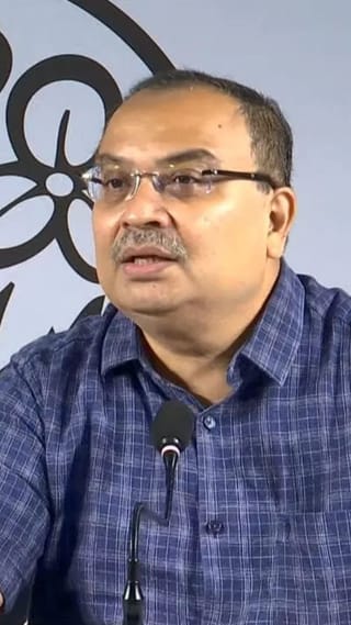 মাঠের মধ্যে পরিবার নিয়ে ঢুকলেন কী করে?: কুণাল ঘোষ