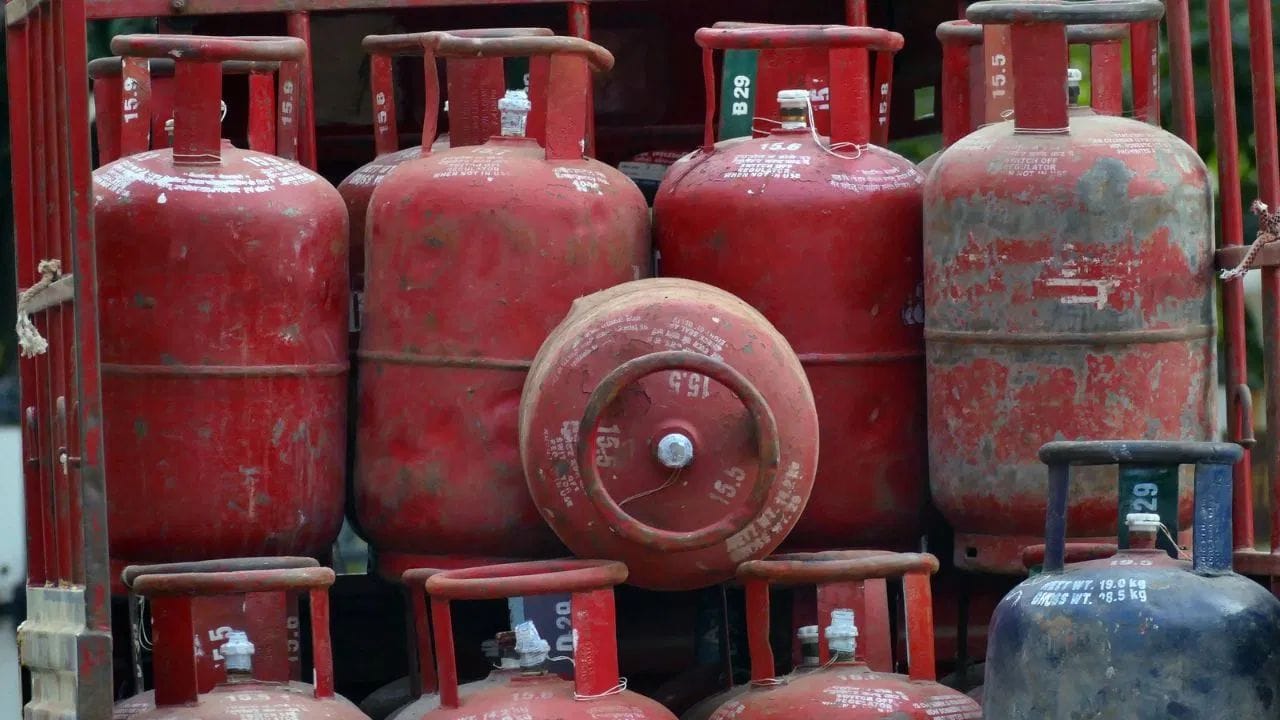 LPG Consumption: ঘরে ঘরে পৌঁছে যাচ্ছে রান্নার গ্যাস, চমকে দেবে গত ১১ বছরের তথ্য LPG Consumption: ঘরে ঘরে পৌঁছে যাচ্ছে রান্নার গ্যাস, চমকে দেবে গত ১১ বছরের তথ্য