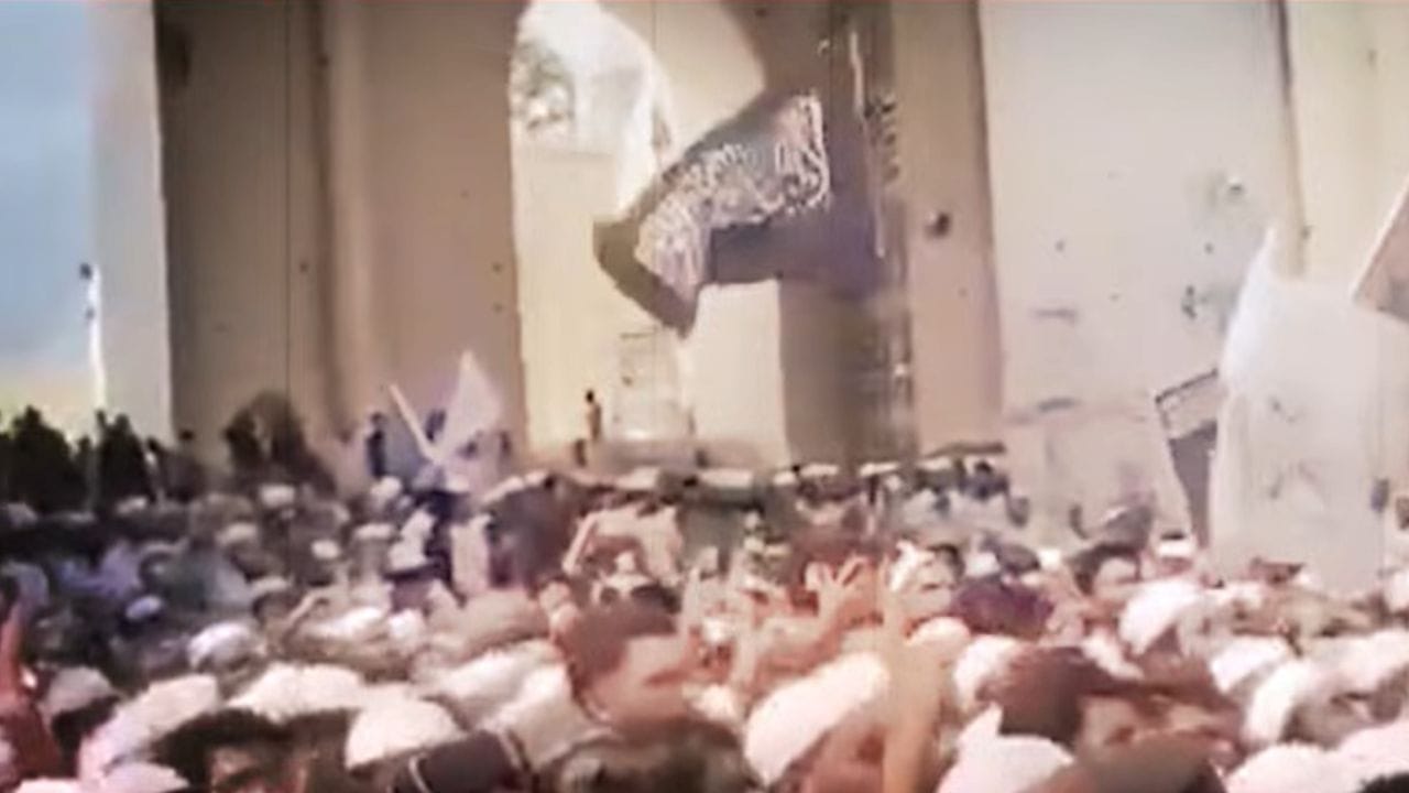 দেখুন কীভাবে উড়ছে আইএস-এর পতাকা, এটা কি একদিনের প্ল্যান নাকি…?