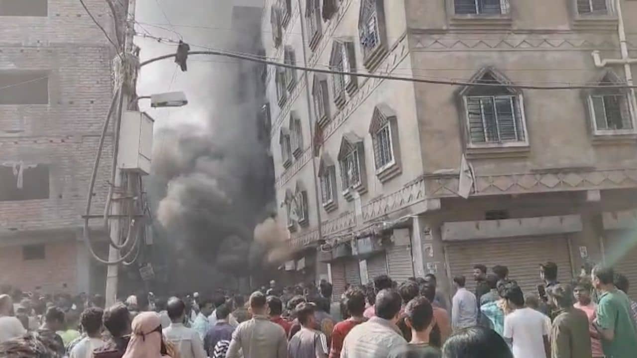 Fire at Kolkata: শহরের ফ্ল্যাটে দাউদাউ করে জ্বলছে আগুন, ঘটনাস্থলে ১০টি ইঞ্জিন