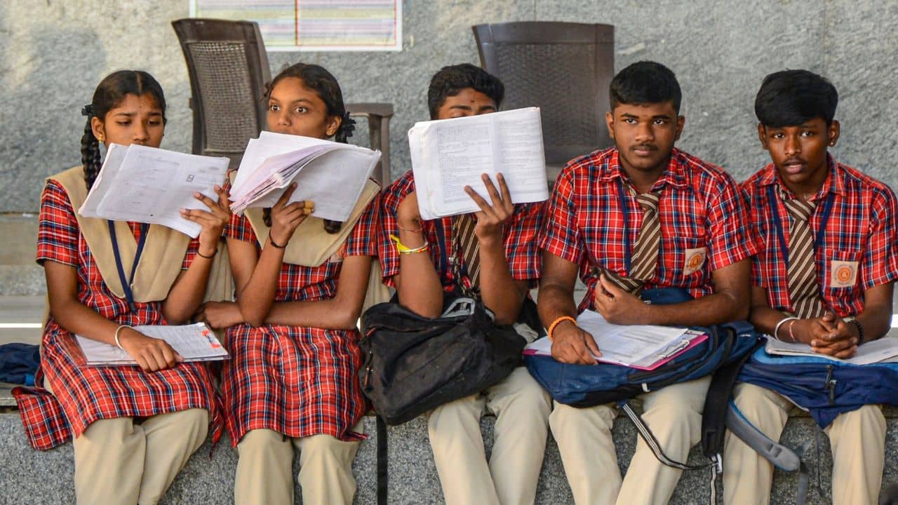 SIR: এসআইআর আবহে পিছিয়ে যেতে পারে মাধ্যমিক? বড় আশঙ্কায় চিঠি মধ্যশিক্ষা পর্ষদের