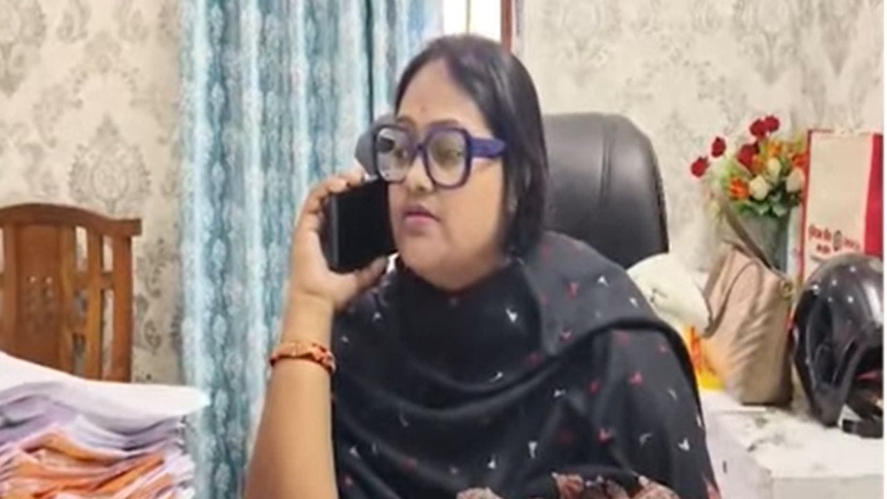 পঞ্চায়েত প্রধানকেই চুলের মুঠি ধরে একটান! পঞ্চায়েত প্রধানকেই চুলের মুঠি ধরে একটান!