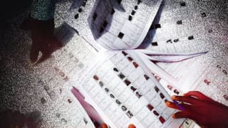 SIR: মৃত্যুহীন বুথ কমতে কমতে প্রায় ‘ভ্যানিশ’! কী ম্যাজিক কমিশনে