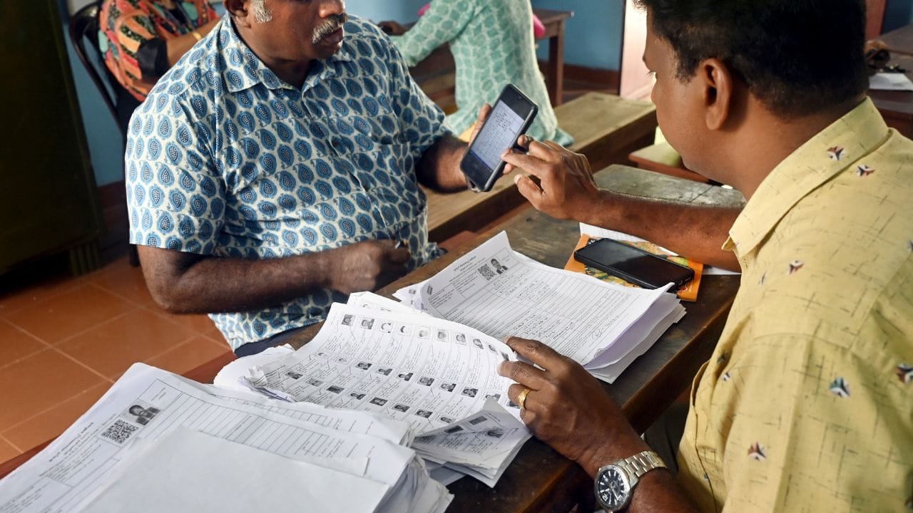 SIR: আজকের পর আর ফর্ম আপলোড নয়, ঠিক কী নির্দেশ দিল কমিশন SIR: আজকের পর আর ফর্ম আপলোড নয়, ঠিক কী নির্দেশ দিল কমিশন