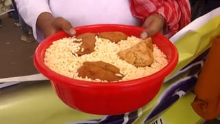 এ কাদের হাতে চপ-সিঙাড়া-মুড়ি! শহরের রাস্তায় অভিনব দৃশ্য