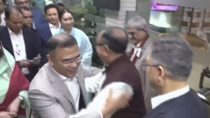 সঙ্গে স্ত্রী-কন্যা, জুতো খুলে দেশের মাটিতে পা রাখলেন তারেক