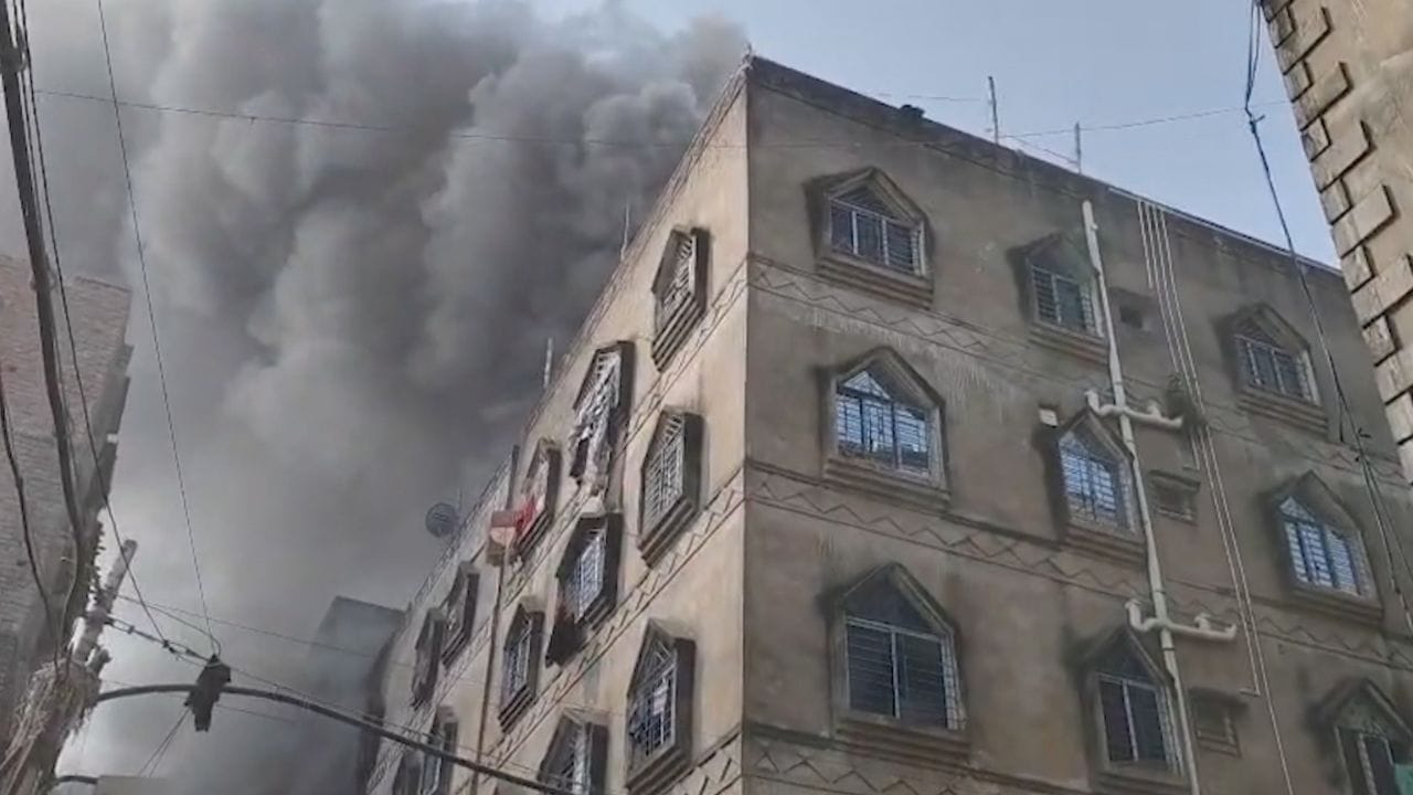 Fire: কালো ধোঁয়ায় ভরল এলাকা, খাস কলকাতায় ভয়াবহ ঘটনা