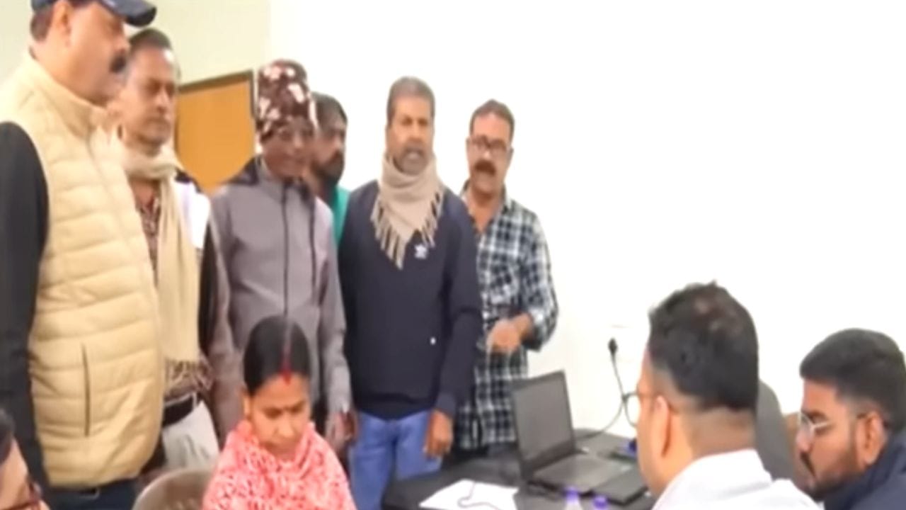 Burdwan: 'ঢুকতে দিতেই হবে', তুমুল হট্টগোল শুনানি কেন্দ্রে Burdwan: 'ঢুকতে দিতেই হবে', তুমুল হট্টগোল শুনানি কেন্দ্রে