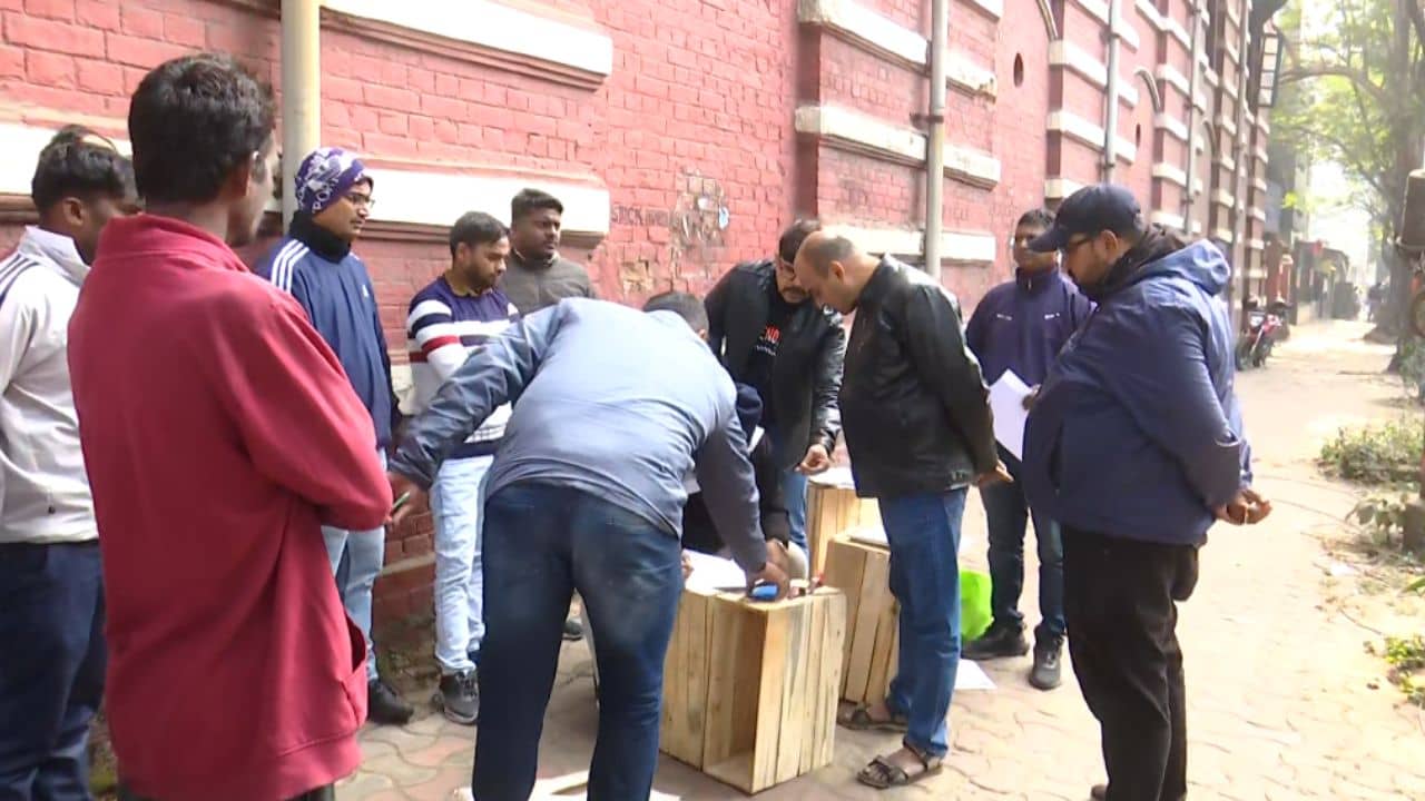 Kolkata: ভরদুপুরে খাস কলকাতা থেকে উদ্ধার প্রচুর আগ্নেয়াস্ত্র, ধৃত ২