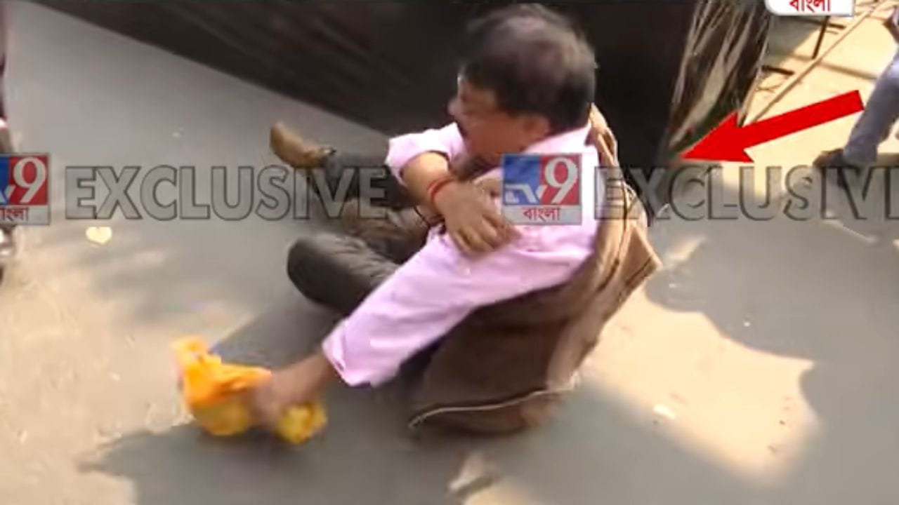 Messi in Kolkata: কীভাবে মেসির ভক্তের গায়ের উপর ভেঙে পড়ল তোরণ, দেখুন