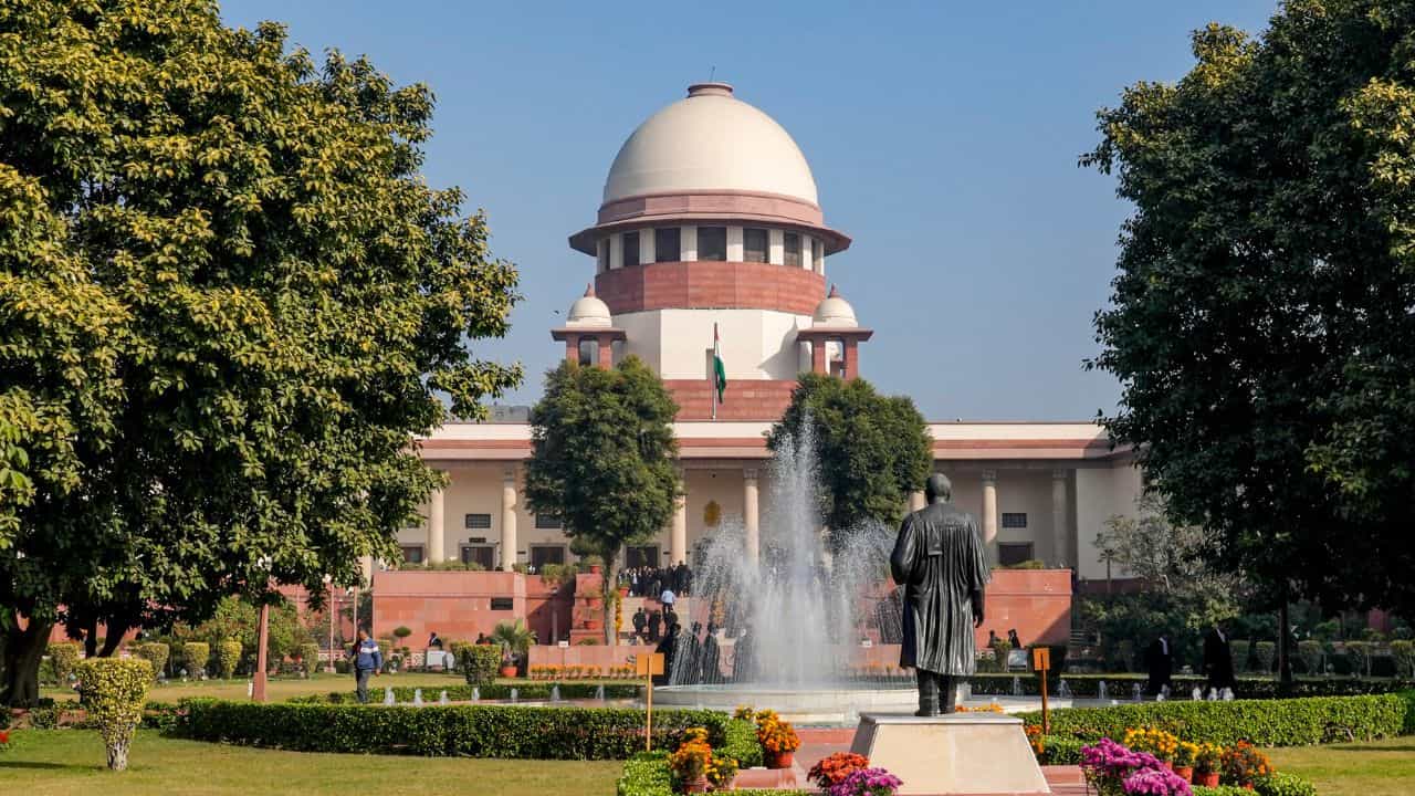 Supreme Court: বিএলওদের জীবনের ঝুঁকি, তাই সুপ্রিম কোর্টের নির্দেশ মানতে চায় না কমিশন Supreme Court: বিএলওদের জীবনের ঝুঁকি, তাই সুপ্রিম কোর্টের নির্দেশ মানতে চায় না কমিশন