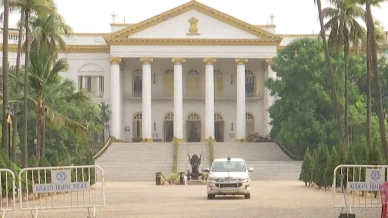 Lok Bhavan: লোকভবনের দক্ষিণ পশ্চিম গেটের নাম বদল রাজ্যপালের, কার নামে করলেন? Lok Bhavan: লোকভবনের দক্ষিণ পশ্চিম গেটের নাম বদল রাজ্যপালের, কার নামে করলেন?