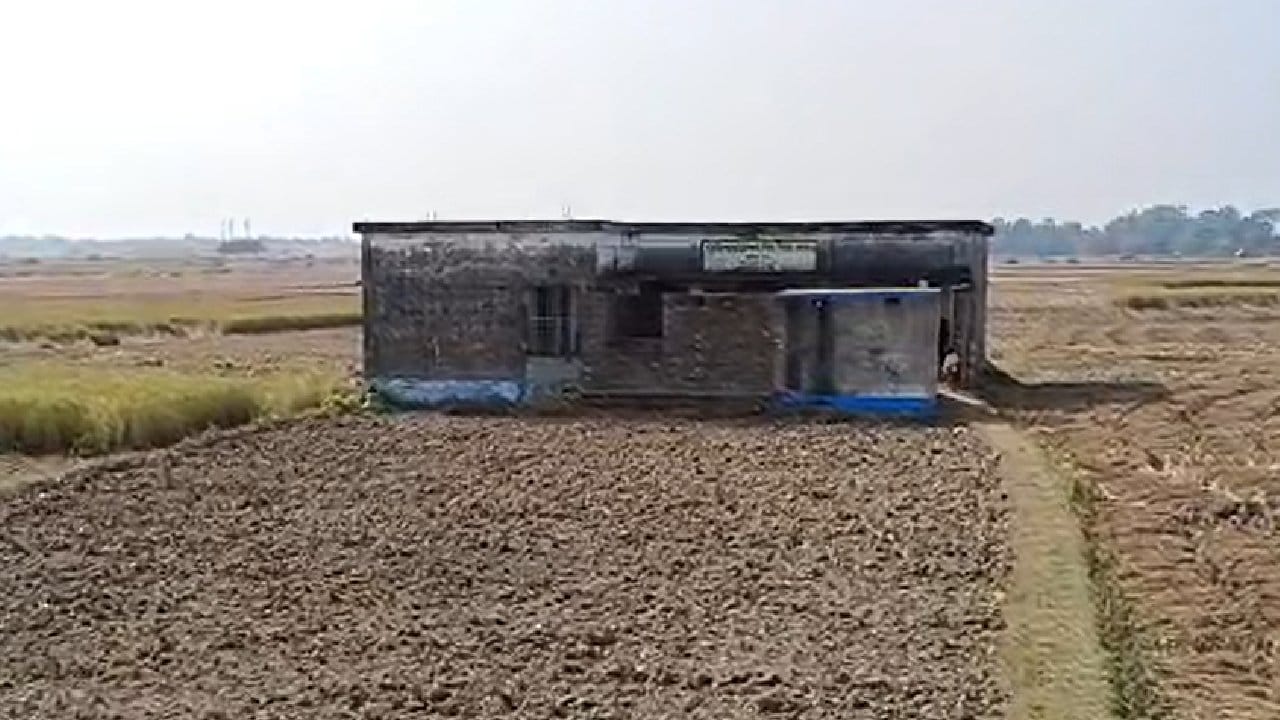 Malda School: স্কুল না হানাবাড়ি? হাল ফিরবে কবে? অপেক্ষায় হরিশচন্দ্রপুরের শতাধিক পড়ুয়া