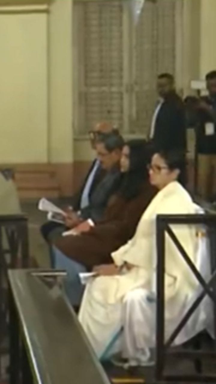 ক্রিসমাস ইভে চার্চে মমতা বন্দ্যোপাধ্যায়, বড়দিনের বিশেষ প্রার্থনায় যোগ দিলেন মুখ্যমন্ত্রী