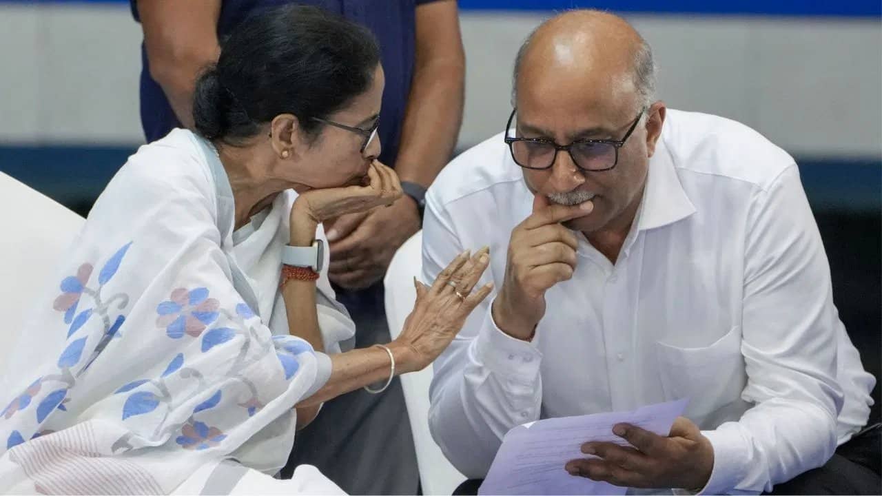 Chief secretary of West Bengal: বছর শেষেই মেয়াদ শেষ! রাজ্যের পরবর্তী মুখ্যসচিব কে হতে চলেছেন? জল্পনা তুঙ্গে