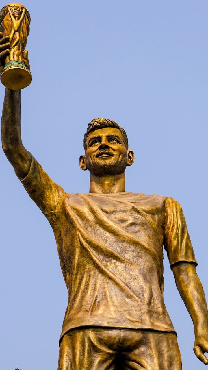 নিজের মূর্তি উদ্বোধন করলেন মেসি