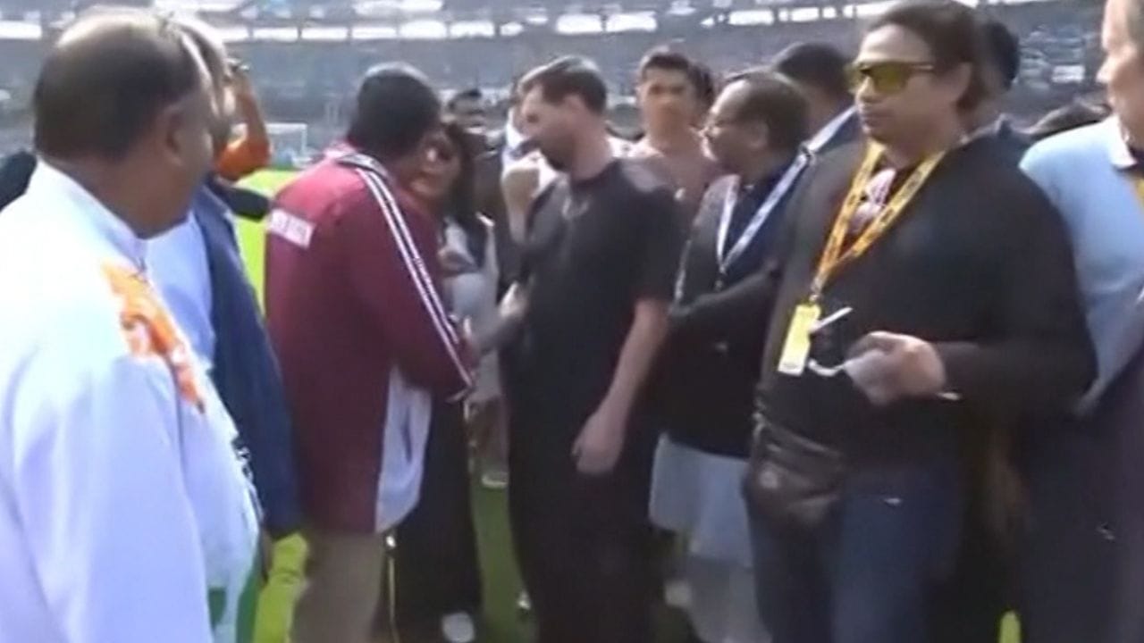 Lionel Messi in Kolkata: মেসির জন্য ১০ হাজার টাকা খরচ, কী দেখলেন স্টেডিয়ামে গিয়ে? Lionel Messi in Kolkata: মেসির জন্য ১০ হাজার টাকা খরচ, কী দেখলেন স্টেডিয়ামে গিয়ে?