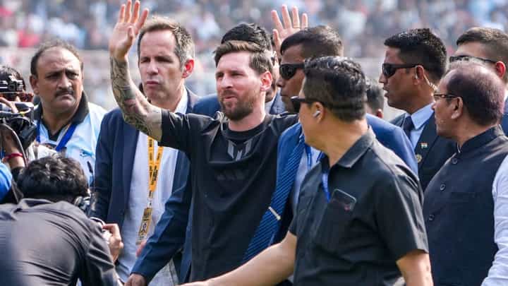 Messi in Kolkata: মাথা হেঁট কলকাতার, যুবভারতীতে লাগল আগুন! ফিরে গেলেন মেসি Messi in Kolkata: মাথা হেঁট কলকাতার, যুবভারতীতে লাগল আগুন! ফিরে গেলেন মেসি