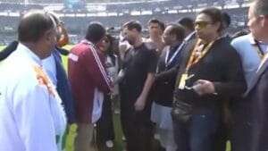 মাঠ ছাড়লেন 'ভগবান', তারপরই উড়ে এল জলের বোতল!