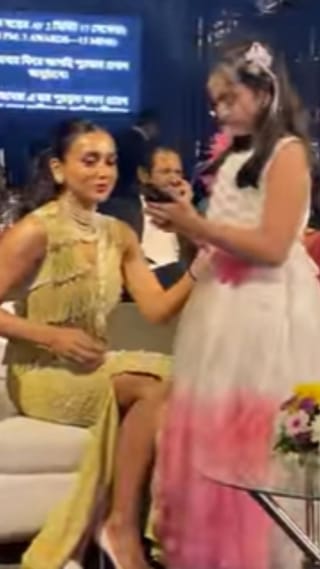 ঘরের বায়োস্কোপে মিমির সঙ্গে সেলফি তুলল টেলিভিশনের শিশুশিল্প