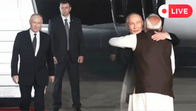 নেমেই আলিঙ্গন, পুতিনকে স্বাগত জানাতে বিমানবন্দরে মোদী
