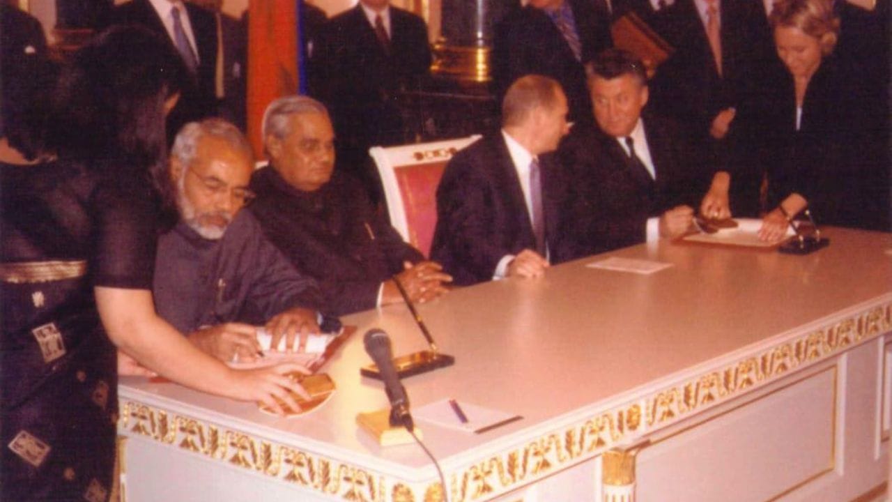 Putin India Visit: বছর ২৫ আগে! রুশ প্রেসিডেন্টের আগমনকালে ভাইরাল মোদী-পুতিন প্রথম আলাপের ছবি