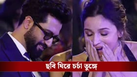 গোপনে আলিয়াকে কী দেখালেন ভিকি? মুহূর্তে নেটপাড়ায় ভাইরাল ছবি