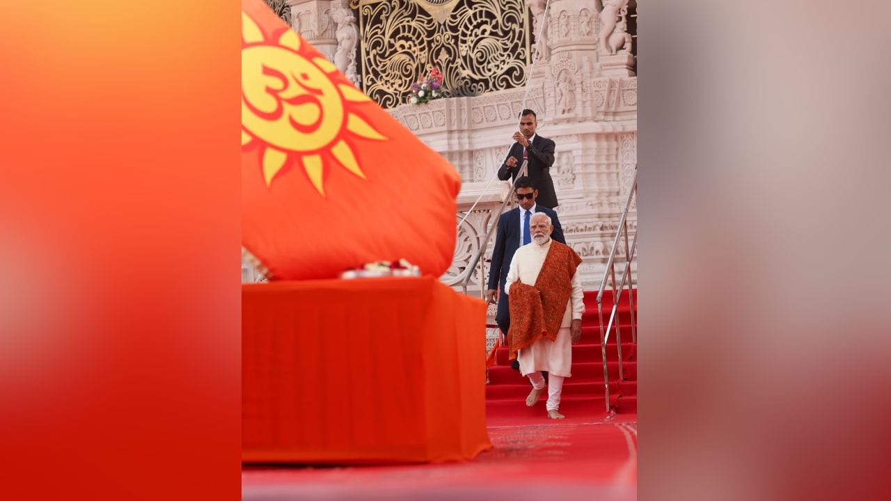 উত্তর প্রদেশের অযোধ্যায় রাম মন্দিরে ধর্মধ্বজা উত্তোলন অনুষ্ঠানে প্রধানমন্ত্রী। 