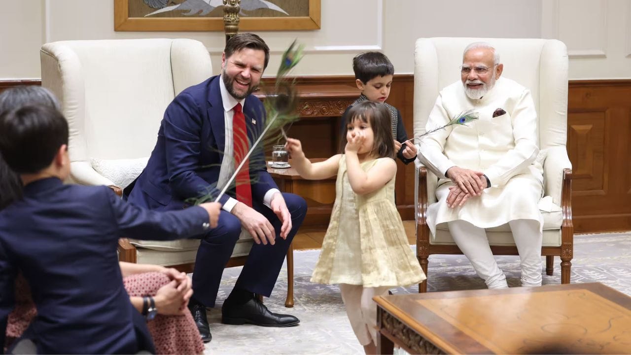 প্রধানমন্ত্রীর বাসভবন ৭ লোককল্যাণ মার্গে আমেরিকার ভাইস প্রেসিডেন্ট জেডি ভান্স ও তাঁর পরিবার। আমেরিকার ভাইস প্রেসিডেন্টের সন্তানদের সঙ্গে মেতে উঠলেন মোদী। 