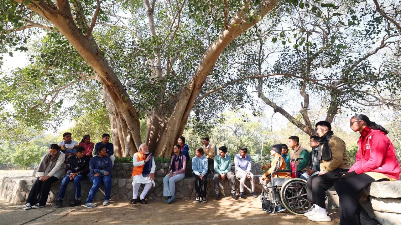 'পরীক্ষা পে চর্চা ২০২৫'-এ পড়ুয়াদের মাঝে প্রধানমন্ত্রী মোদী। নয়াদিল্লির সুন্দর নার্সারিতে পড়ুয়াদের সঙ্গে আলোচনায় মগ্ন তিনি। 