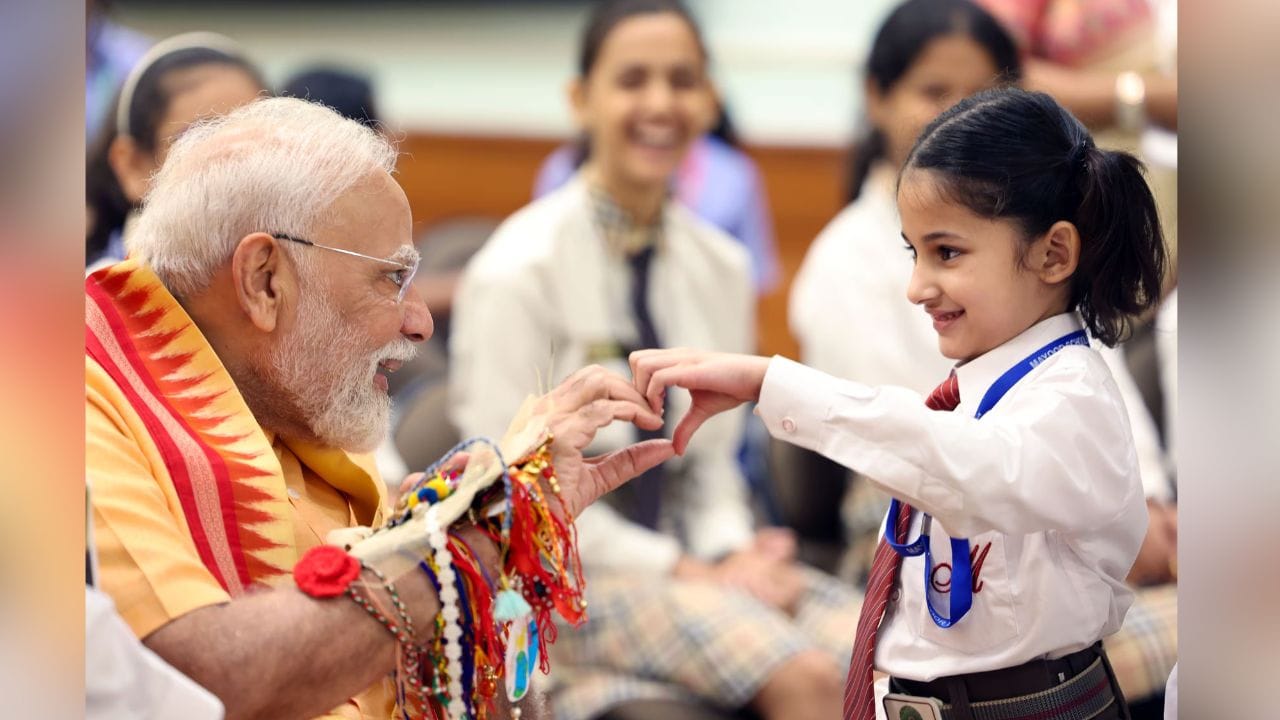 নয়াদিল্লিতে প্রধানমন্ত্রীর বাসভবন ৭ লোককল্যাণ মার্গে রাখিবন্ধন উৎসব। সেখানে এক শিশুকন্যা প্রধানমন্ত্রীর হাতে রাখি পরিয়ে দেন। সেই শিশুকন্যার সঙ্গে খুনসুটিতে মগ্ন মোদী। 