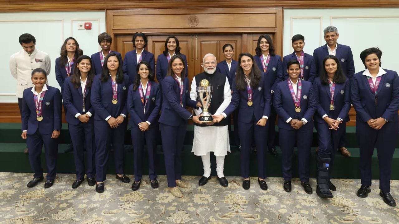 প্রধানমন্ত্রীর বাসভবনে বিশ্বকাপজয়ী ভারতের মহিলা ক্রিকেট টিম। হরমনপ্রীত কৌর, স্মৃতি মন্ধনাদের সঙ্গে নানা আলোচনায় মেতে ওঠেন প্রধানমন্ত্রী নরেন্দ্র মোদী।       