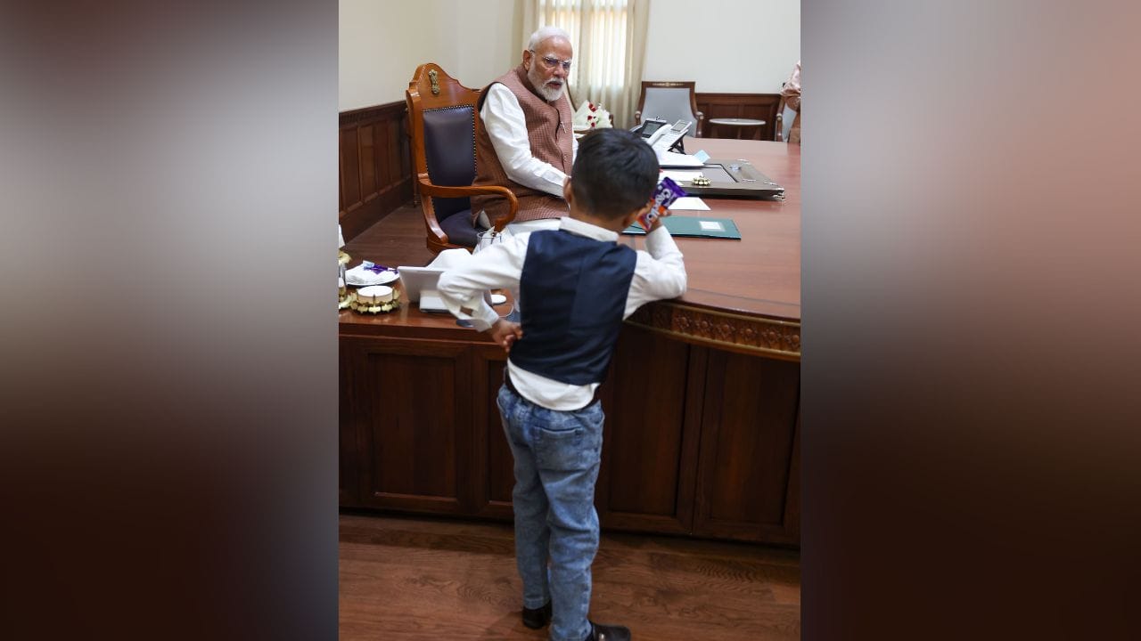 শিশুদের সঙ্গে বিভিন্ন সময় খুনসুটিতে মেতে উঠতে দেখা যায় প্রধানমন্ত্রী নরেন্দ্র মোদীকে। তেমনই একটি ছবি।