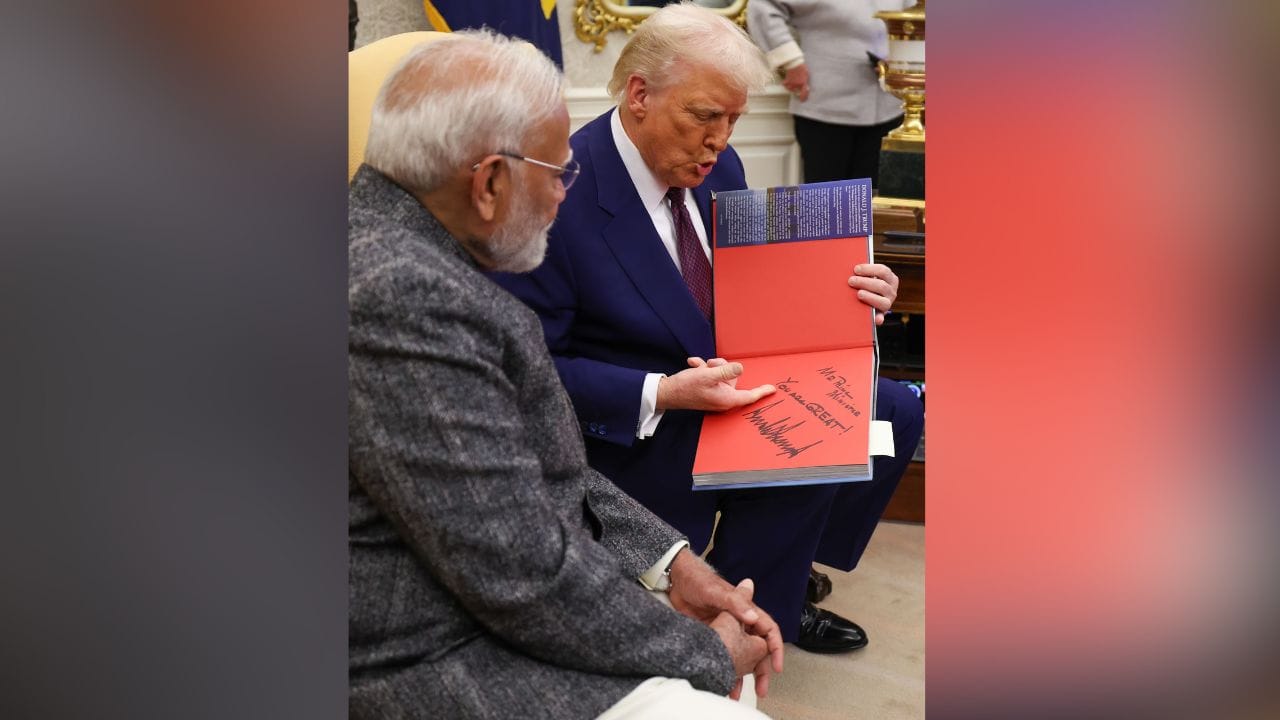 হোয়াইট হাউসে আমেরিকার প্রেসিডেন্ট ডোনাল্ড ট্রাম্পের সঙ্গে প্রধানমন্ত্রী নরেন্দ্র মোদী। ট্রাম্প একটি বই উপহার দেন মোদীকে।