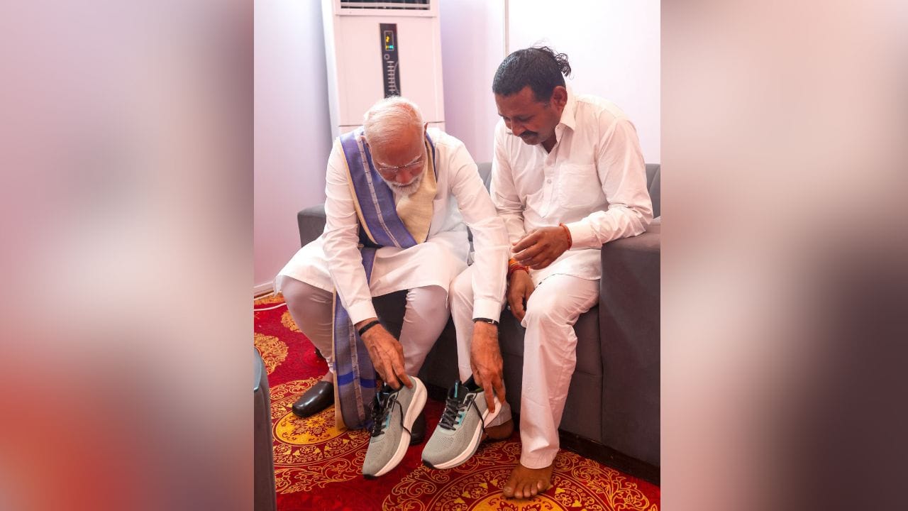 হরিয়ানার রামপাল কাশ্যপ নামে এক ব্যক্তি ১৪ বছর আগে শপথ নিয়েছিলেন, নরেন্দ্র মোদী প্রধানমন্ত্রী না হওয়া পর্যন্ত জুতো পরবেন না তিনি। সেই রামপালকে নিজের হাতে জুতো এগিয়ে দিলেন মোদী।