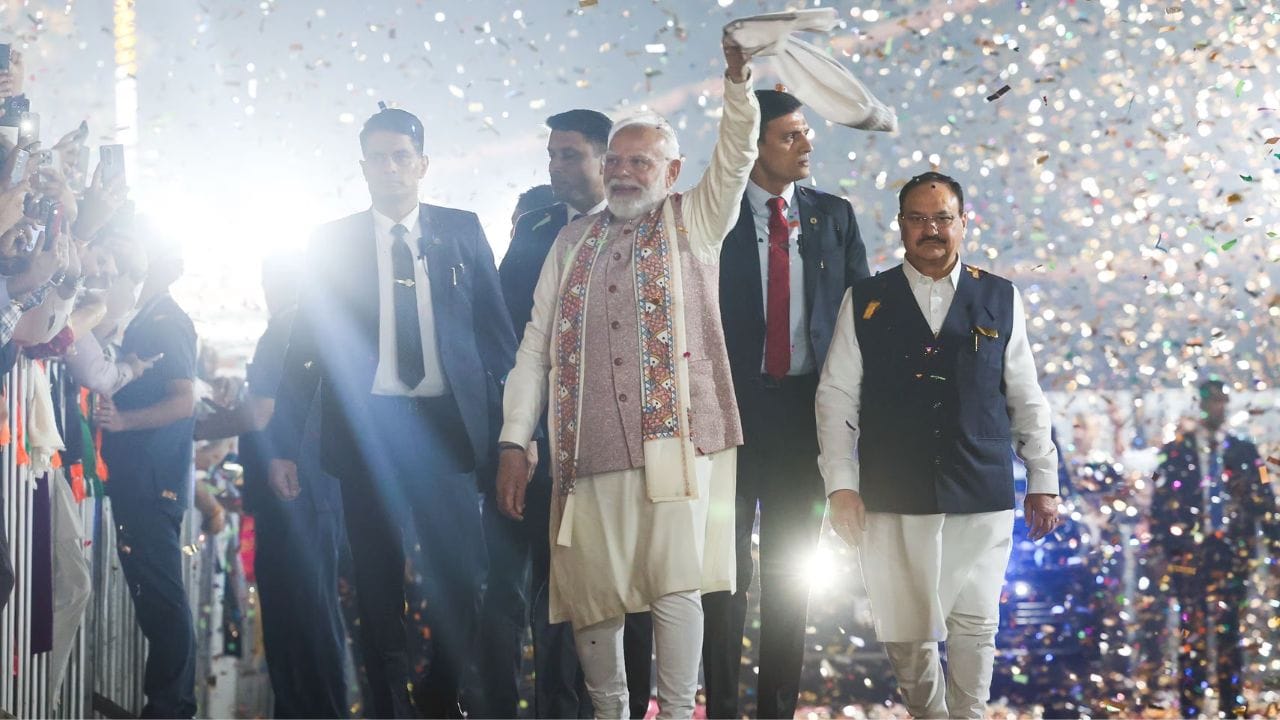 বিহারে এনডিএ-র বিপুল জয়ের পর নয়াদিল্লিতে বিজেপির সদর দফতরে প্রধানমন্ত্রী নরেন্দ্র মোদী। ক্যামেরাবন্দি হয় তাঁর গামছা ঘোরানোর মুহূর্ত।