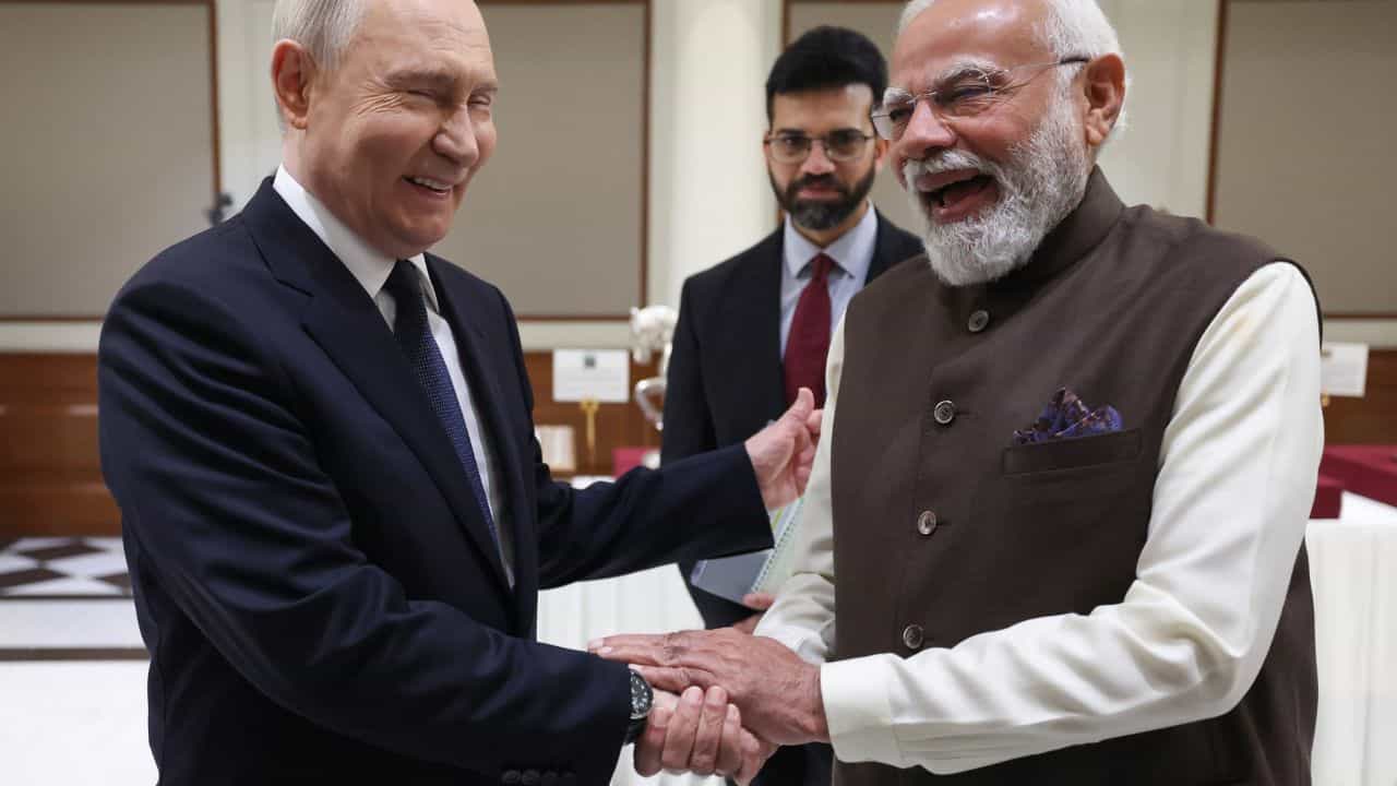 Putin India Visit: নতুন পথের দিশারী হবেন পুতিন? শুল্কবাণ সামলাতে 'বিকল্প' খুঁজছে নয়াদিল্লি Putin India Visit: নতুন পথের দিশারী হবেন পুতিন? শুল্কবাণ সামলাতে 'বিকল্প' খুঁজছে নয়াদিল্লি