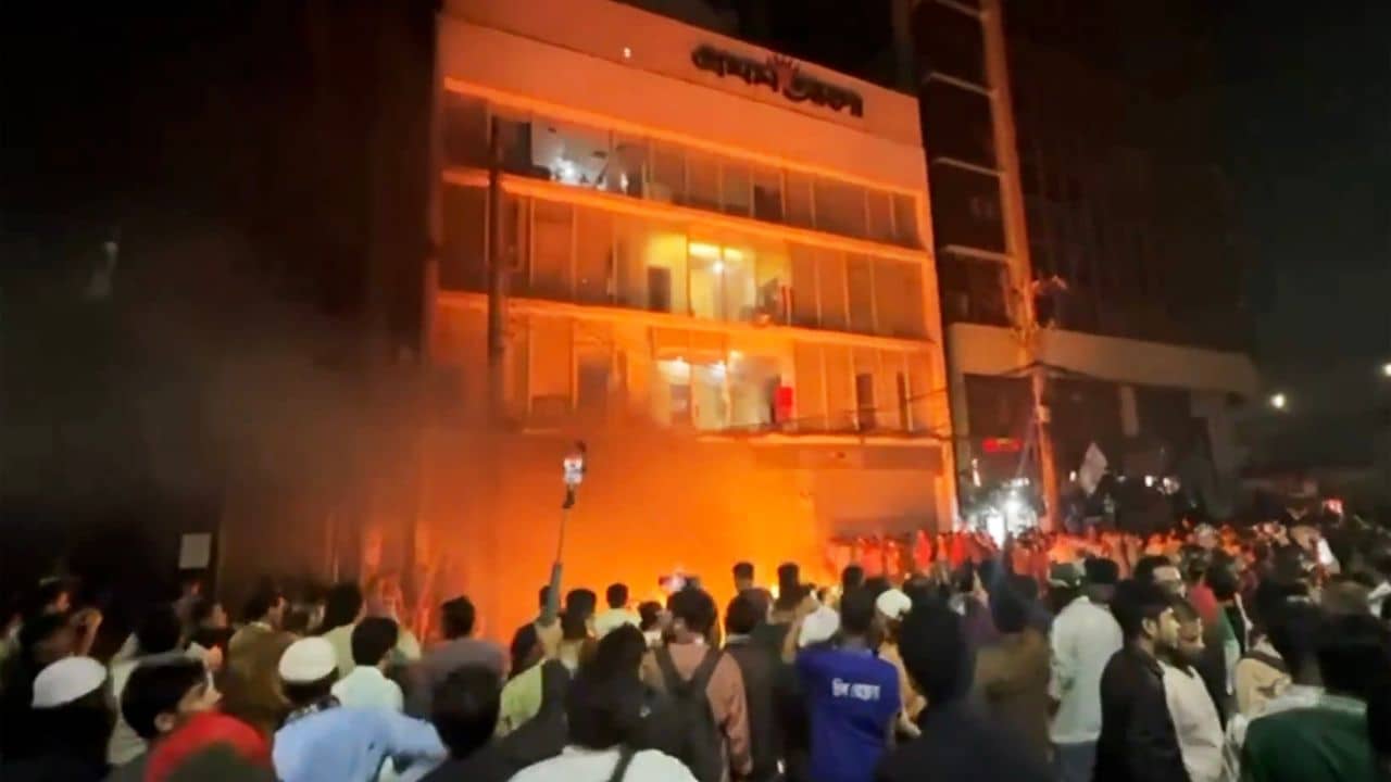 Bangladesh Update: সংবাদপত্রের অফিসে লুটের টাকায় টিভি-ফ্রিজ কিনেছেন বাংলাদেশি নাইম