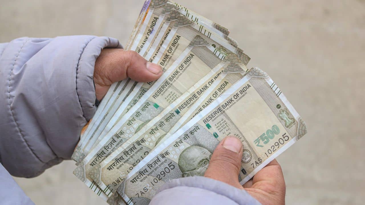 January Rules Change: জানুয়ারি মাস থেকেই বাড়বে বেতন, সস্তা হয়ে যাবে লোনও! আসছে বিরাট বদল